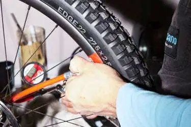 a dad setting up tubeless tire